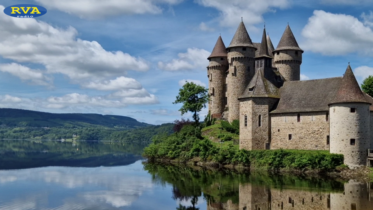 ESCAPADES EN AUVERGNE - Le Château de Val (15), un joyau Auvergnat qui a failli être englouti ! ESCAPADES EN AUVERGNE - Le Château de Val (15), un joyau Auvergnat qui a failli être englouti !