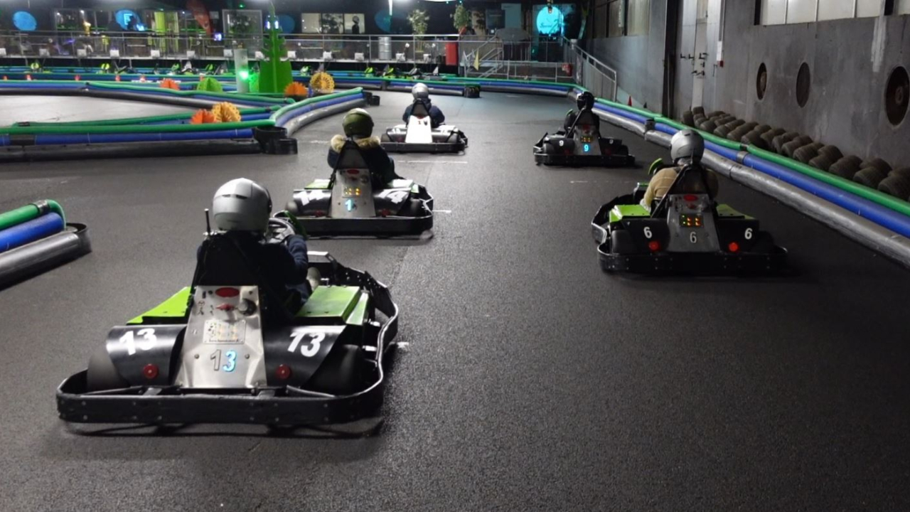 ESCAPADES EN AUVERGNE : Le karting électrique ! ESCAPADES EN AUVERGNE : Le karting électrique !