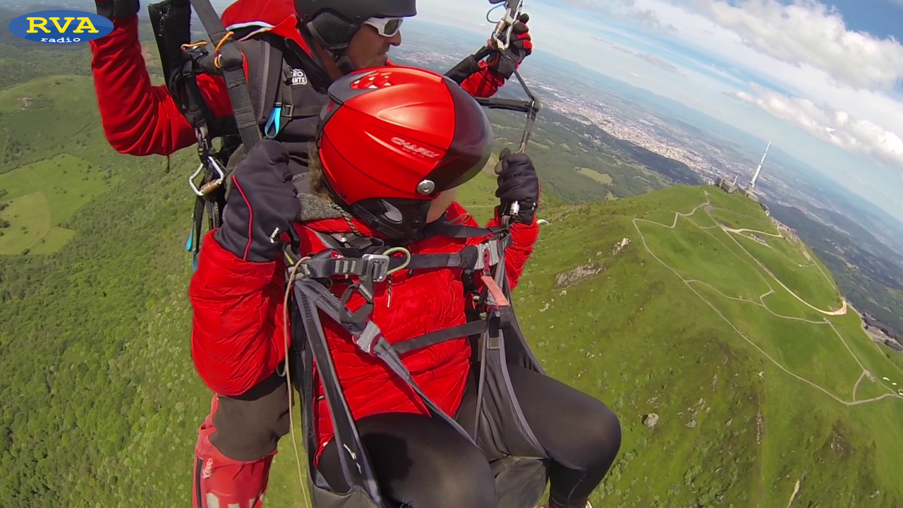ESCAPADES EN AUVERGNE - On a testé un vol en parapente au Puy-de-Dôme (63)... c'était surréaliste ! ESCAPADES EN AUVERGNE - On a testé un vol en parapente au Puy-de-Dôme (63)... c'était surréaliste !