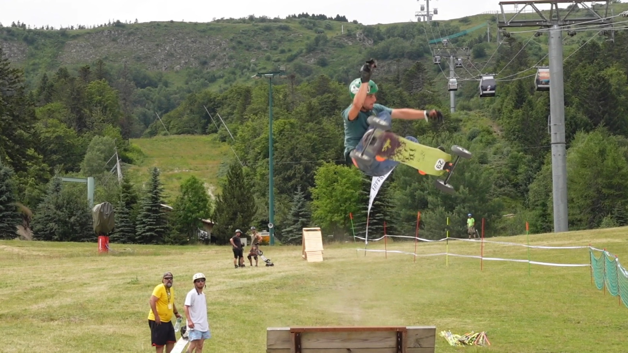 REPORTAGE - Les championnats du monde de Mountainboard dévalent les pentes de Super-Besse