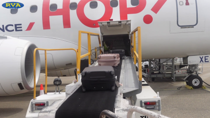 ESCAPADE EN AUVERGNE - On suit une valise jusqu'à l'avion à l'aéroport Clermont-Ferrand Auvergne (63)