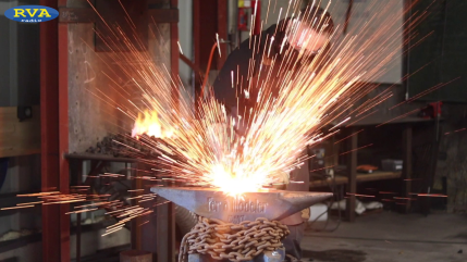 ESCAPADES EN AUVERGNE - A la rencontre d'un forgeron, expert du Seigneur des Anneaux, aux Forges de Volvic (63)