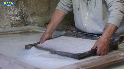 ESCAPADES EN AUVERGNE - Au moulin Richard de Bas on fabrique du papier depuis des siècles à Ambert (63)