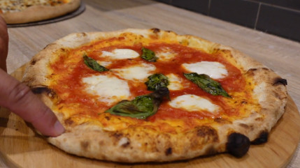 ESCAPADES EN AUVERGNE - Le Petit Naples, temple de la pizza (presque) championne du monde !